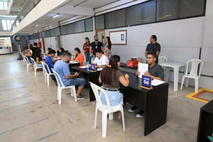 Entrega de documentos do Programa Bolsa Universidade