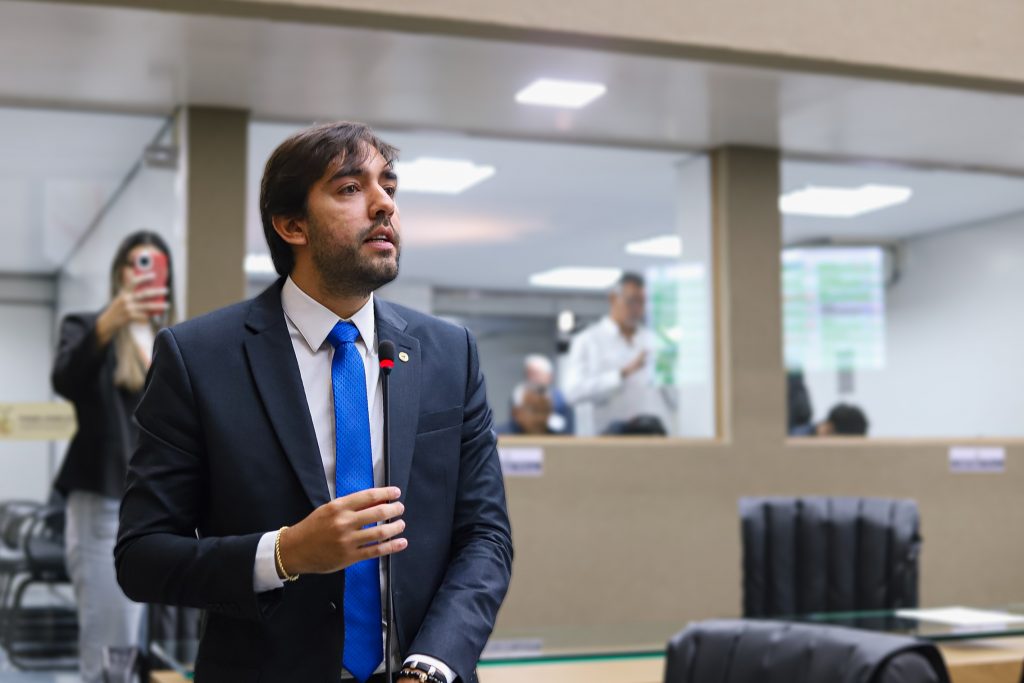 Deputado Thiago Abrahim propõe prioridade para mães solo em programas do Governo do Amazonas