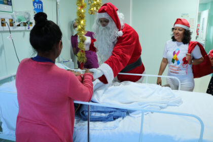 Pacientes da Fundação Cecon recebem a visita do Papai Noel