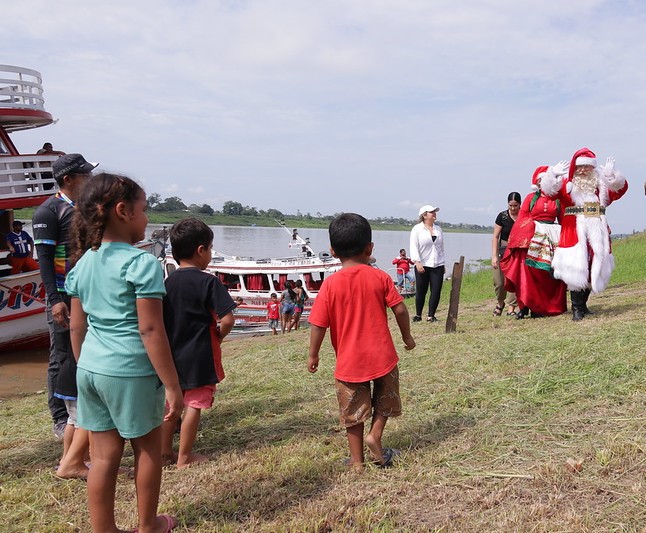 Prefeitura leva a magia do Natal para a comunidade Canaã