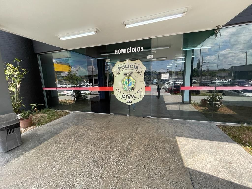 PC-AM prende homem por manter ex-namorada em cárcere privado