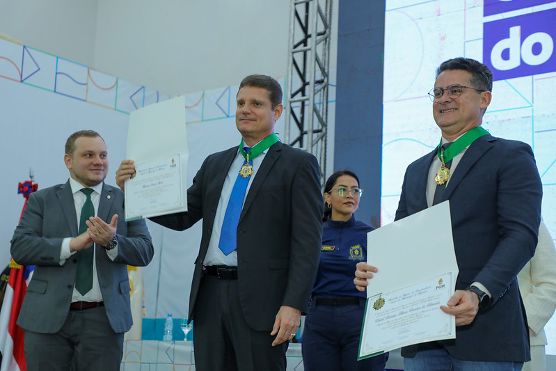 Prefeito de Manaus recebe Medalha do Mérito da PGM