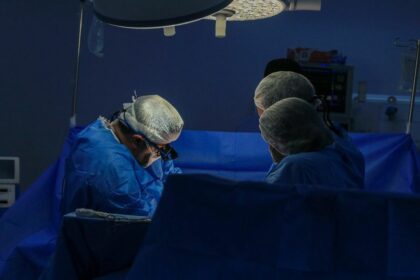 ‘A minha vitória chegou’, diz paciente que recebeu rim do marido no 45º transplante renal do ano realizado pelo Governo do Amazonas