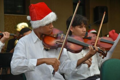 Extensão Universitária: Espetáculo de Natal é encenado por funcionários e alunos de Dança, Música e Teatro da UEA