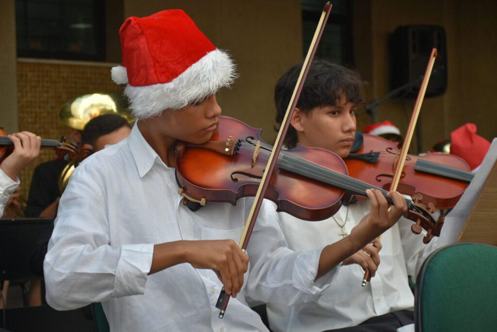 Extensão Universitária: Espetáculo de Natal é encenado por funcionários e alunos de Dança, Música e Teatro da UEA