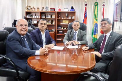 Prefeitura firma acordo com MPE-AM para sinalização de trânsito