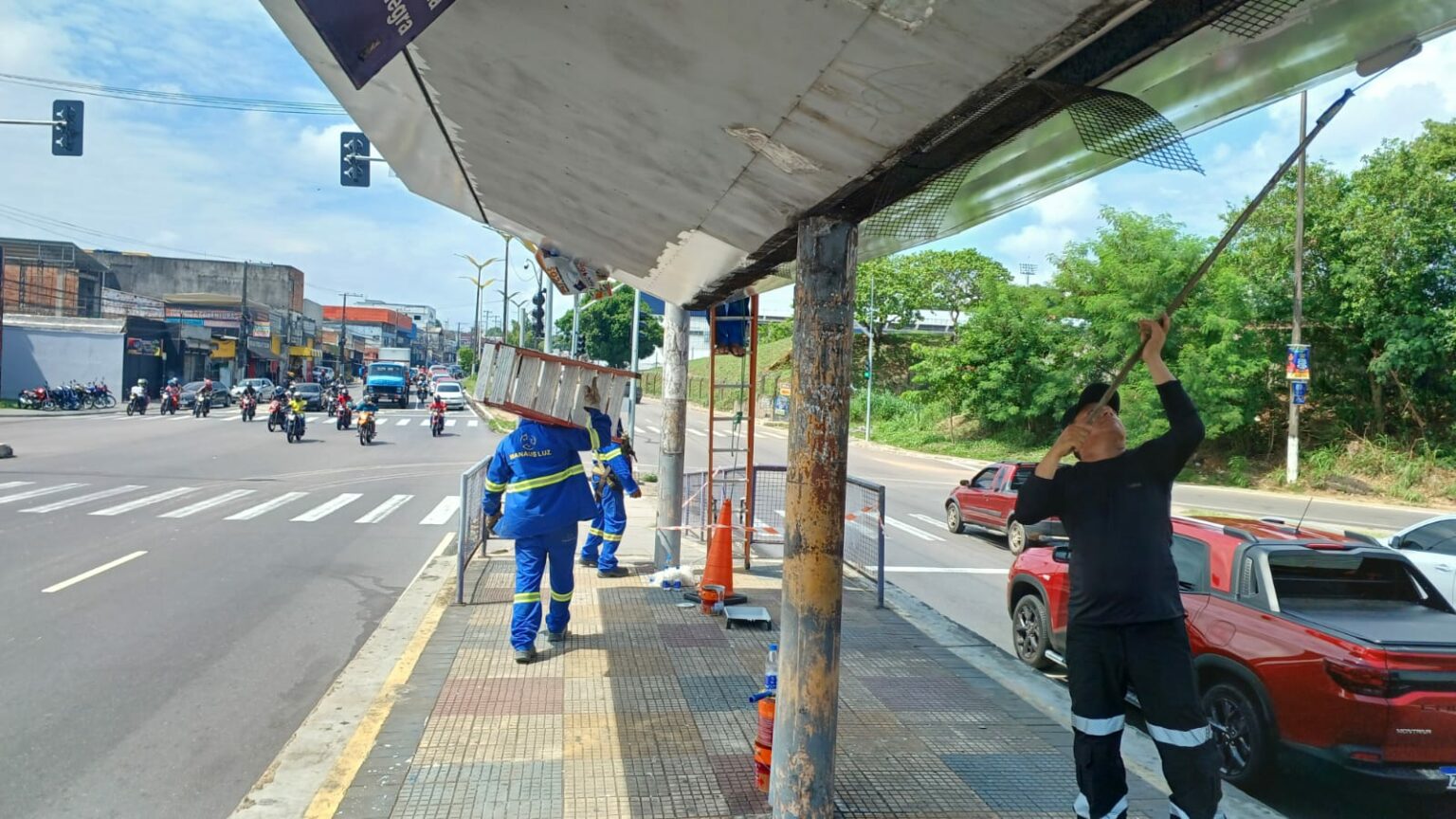 Revitalização das plataformas de ônibus na zona Leste