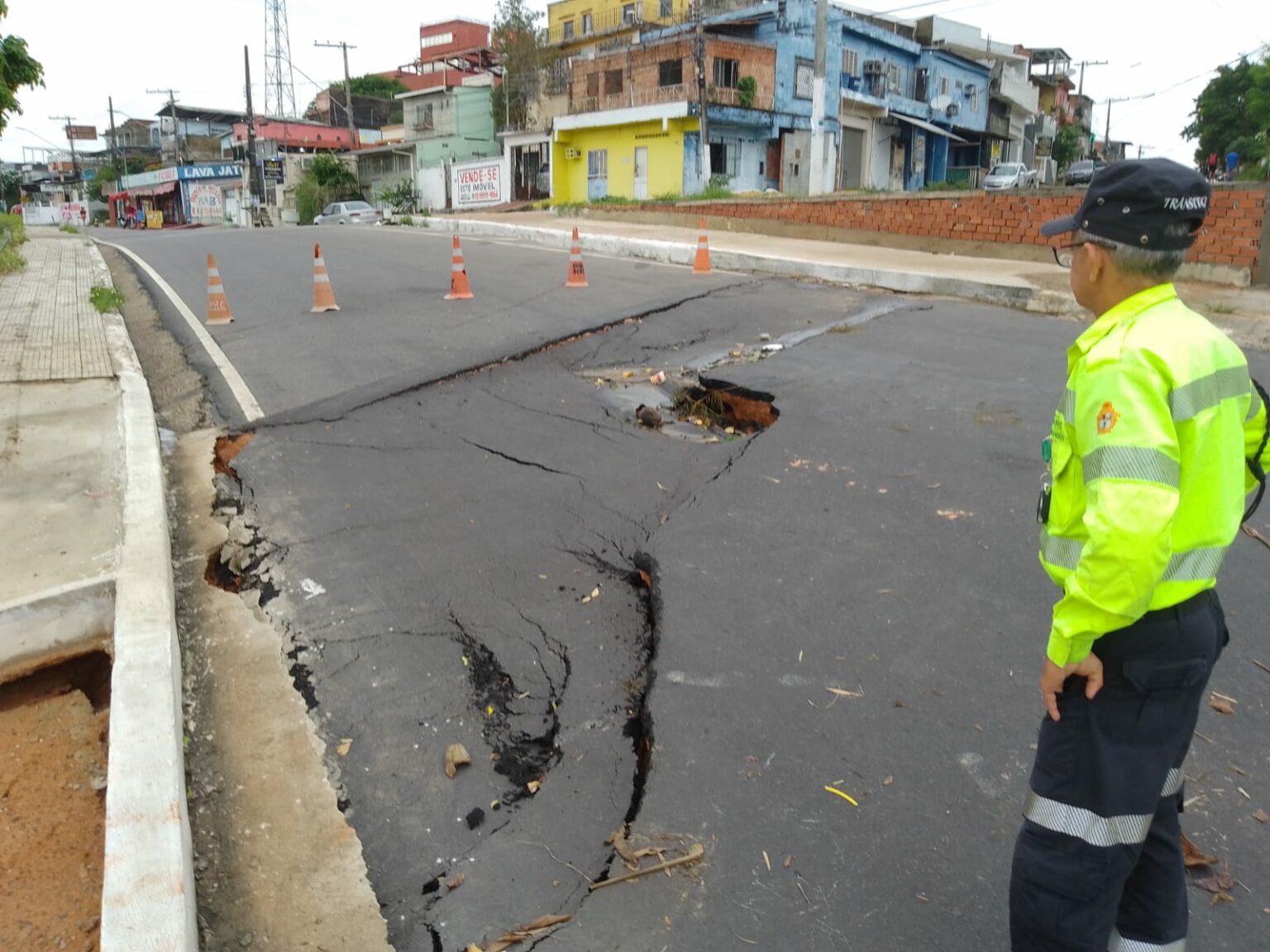 Obra emergencial altera linhas de ônibus e trânsito na zona Oeste de Manaus