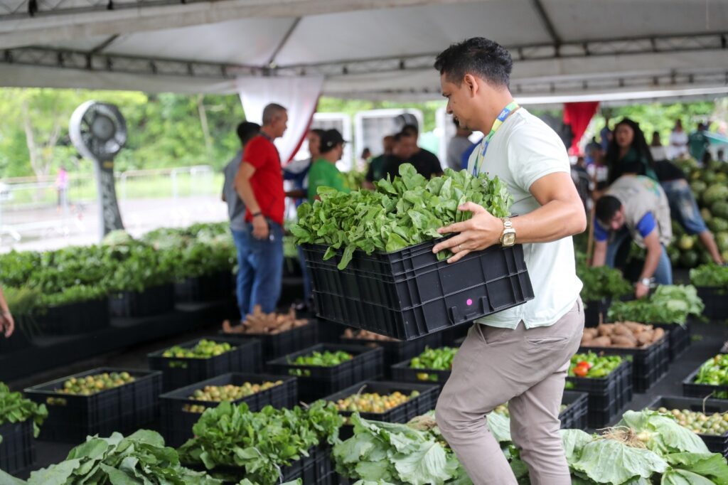 Wilson Lima entrega 80 toneladas de alimentos adquiridos da agricultura familiar a instituições que atendem 10 mil famílias