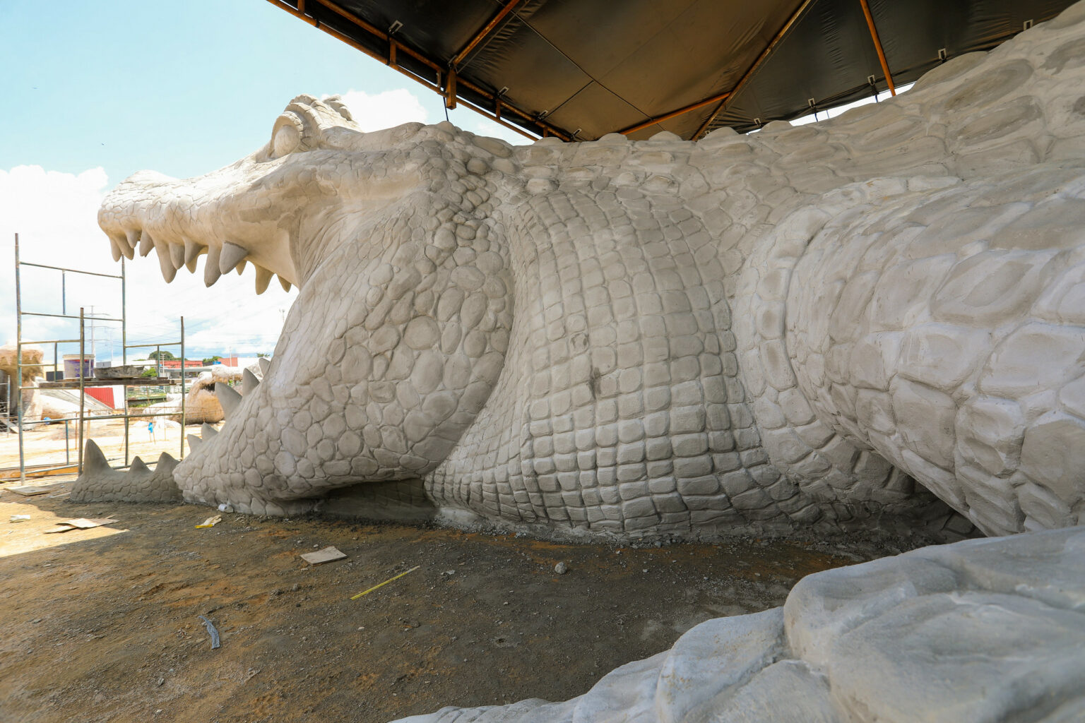 Esculturas gigantes recebem argamassa e concreto armado