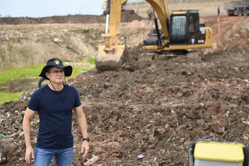 Prefeito vistoria obras de desassoreamento em Manaus