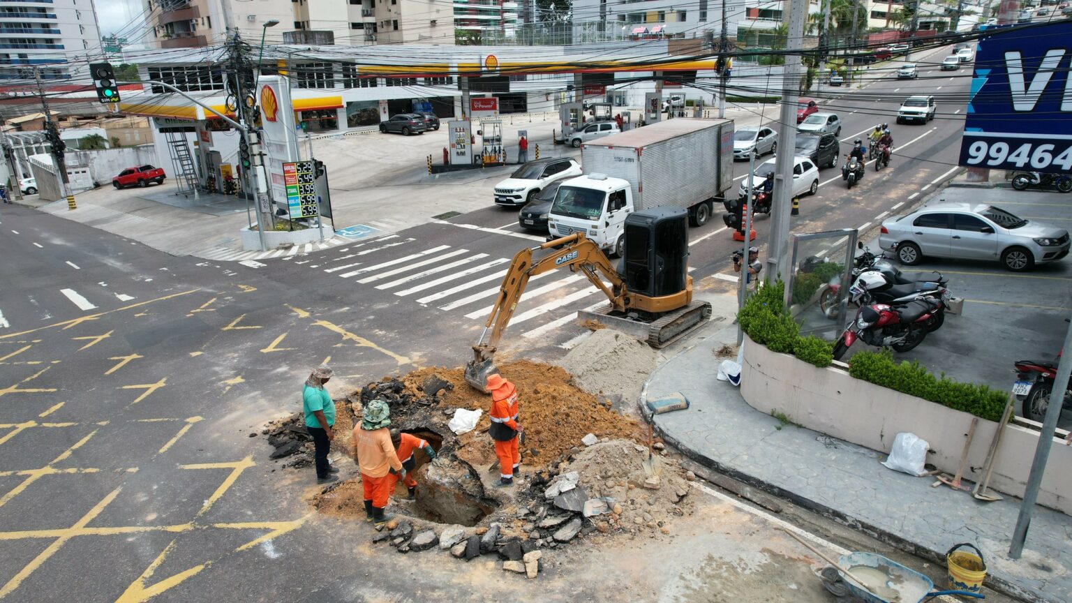 Obra emergencial em tubulação na avenida Maceió