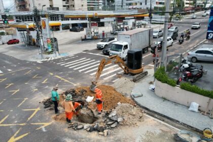 Obra emergencial em tubulação na avenida Maceió