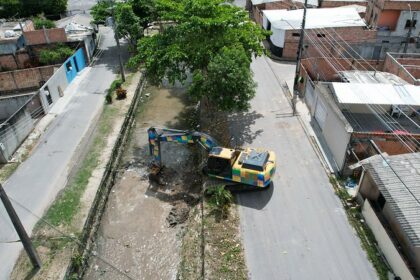 Prefeitura de Manaus retira 380 metros cúbicos de dejetos de igarapé na comunidade Novo Reino
