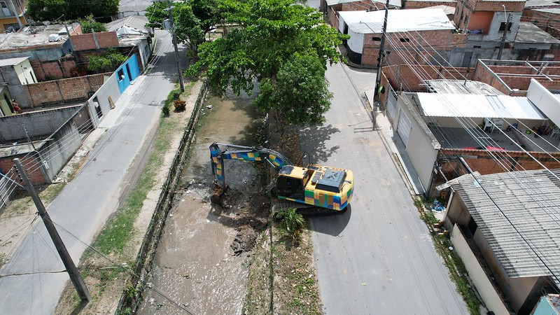 Prefeitura de Manaus retira 380 metros cúbicos de dejetos de igarapé na comunidade Novo Reino