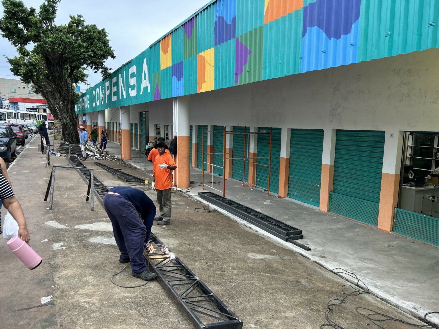 Prefeitura trabalha na conclusão da obra do minishopping