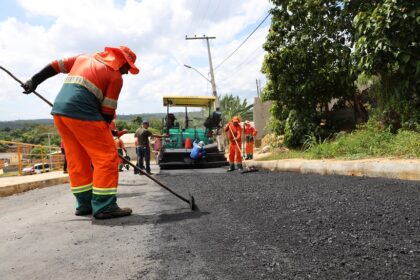 Prefeitura pavimenta rua principal no Parque das Tribos