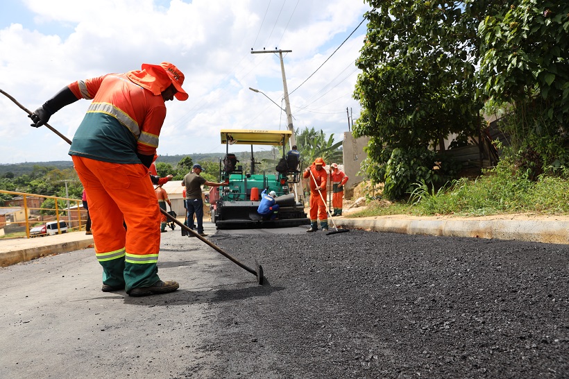 Prefeitura pavimenta rua principal no Parque das Tribos