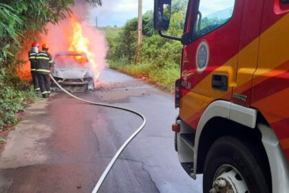 Em ação rápida, bombeiros de Iranduba combatem incêndio em veículo
