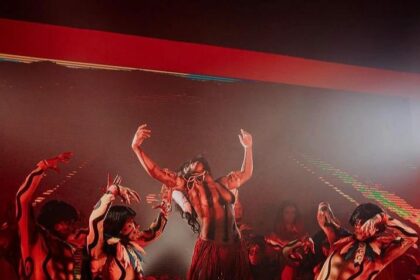 Bailarina do Corpo de Dança do Amazonas se destaca no carnaval carioca representando os povos Yanomami