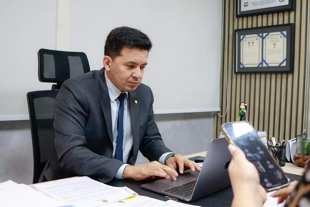 Lei do deputado Delegado Péricles prevê a troca do Código de Defesa do Consumidor físico por digital em estabelecimentos
