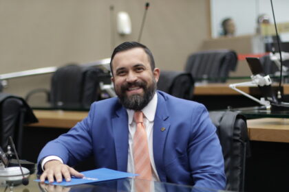 Deputado Dr. George Lins fortalece educação no Amazonas com leis de sua autoria