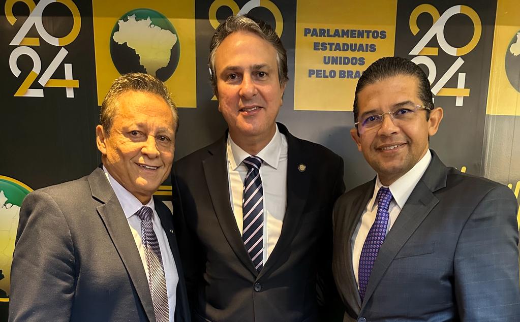 Deputado João Luiz parabeniza o novo presidente da Unale, em Brasília