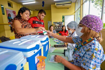 Vacina bivalente é ofertada em 74 unidades de saúde
