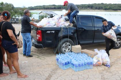 Prefeitura de Manaus entrega cestas básicas a famílias ribeirinhas