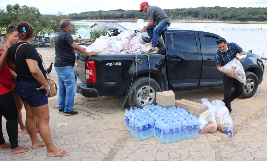 Prefeitura de Manaus entrega cestas básicas a famílias ribeirinhas