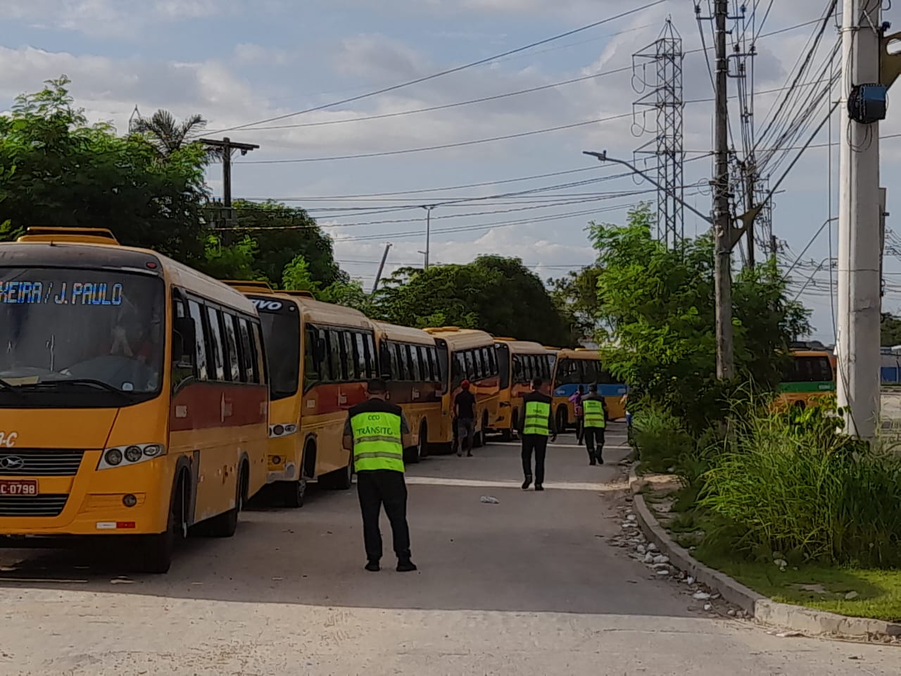 Prefeitura autua micro-ônibus alternativo por irregularidade