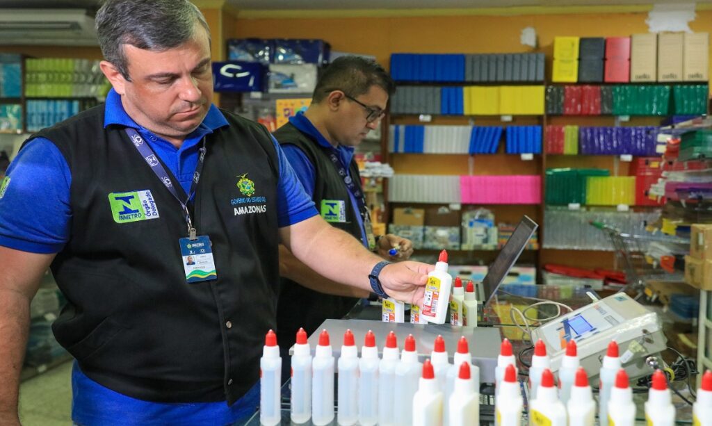 ‘Aulas Seguras’: Em cinco dias, Ipem-AM apreende quase 4 mil artigos escolares irregulares no comércio de Manaus