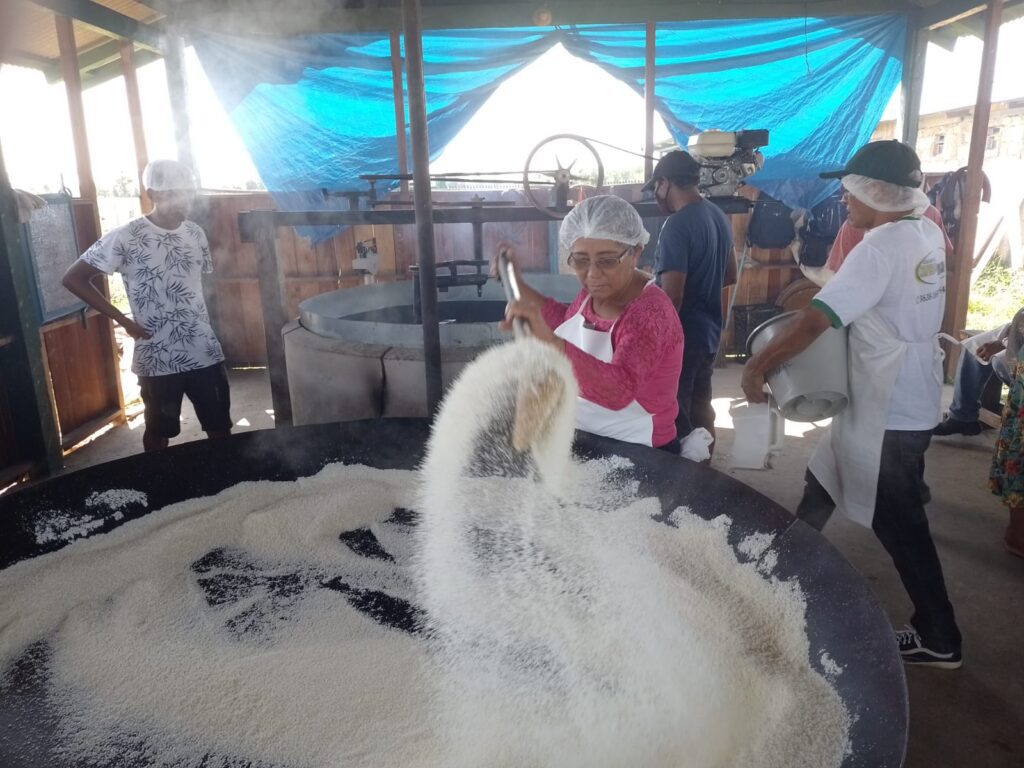 Idam leva palestra ‘Derivados da Mandioca’ a produtores rurais da Agriamigos, no Puraquequara