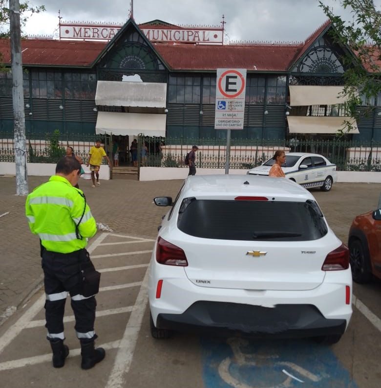 Prefeitura intensifica fiscalização de estacionamento irregular