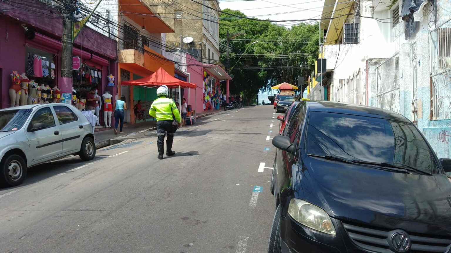 Prefeitura fiscaliza estacionamento irregular no centro de Manaus