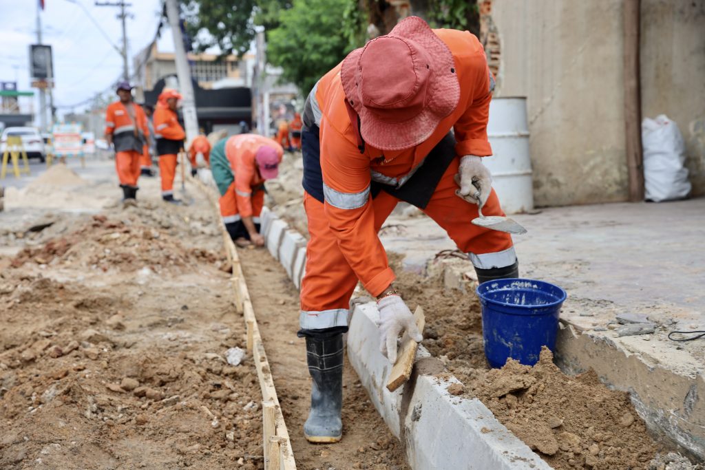 Obra de alargamento na avenida Ephfigênio Salles avança