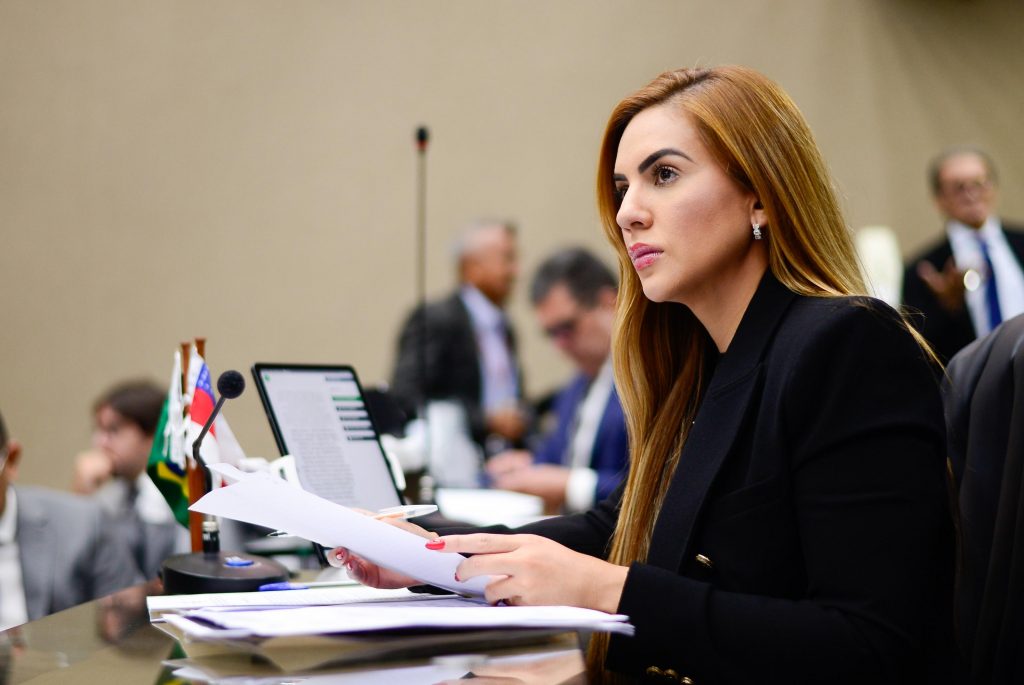 Parlamentar mais jovem da Aleam, Débora Menezes tem boa produtividade em seu primeiro ano de mandato