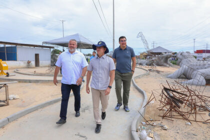 Prefeito fiscaliza concretagem no parque Amazonino Mendes