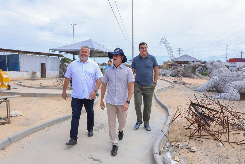 Prefeito fiscaliza concretagem no parque Amazonino Mendes