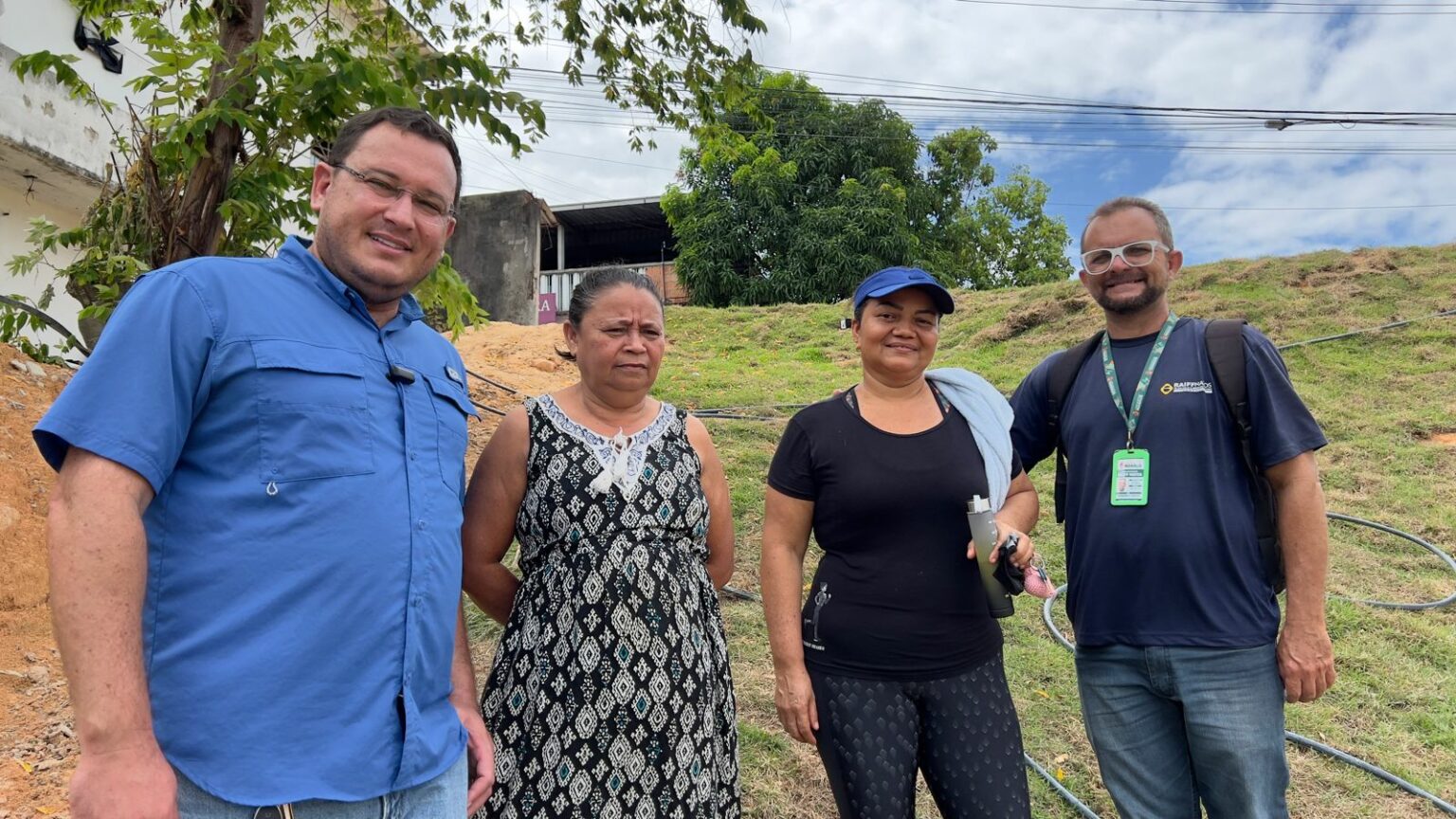 Raiff Matos fiscaliza conclusão das obras em cratera no conjunto Francisca Mendes