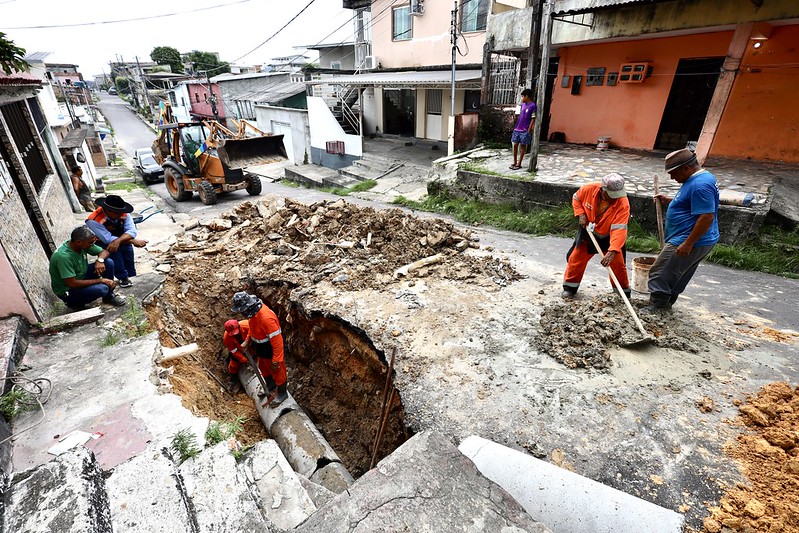 Prefeitura recupera rede de drenagem no bairro Japiim