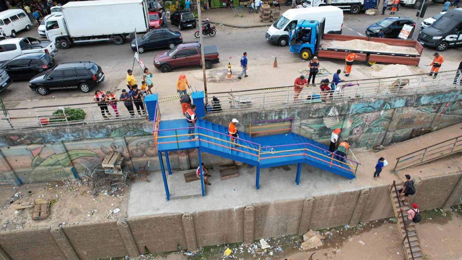 Prefeitura entrega nova escada metálica na Manaus Moderna