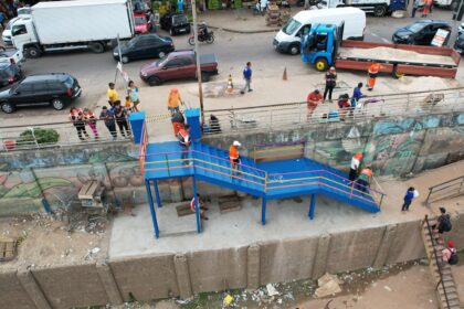 Prefeitura entrega nova escada metálica na Manaus Moderna