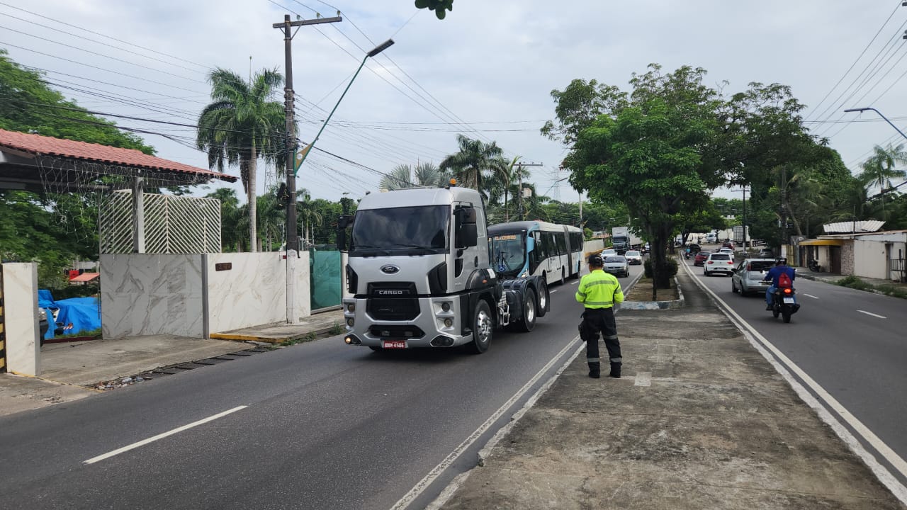 Prefeitura notifica 20 caminhões por infração de trânsito