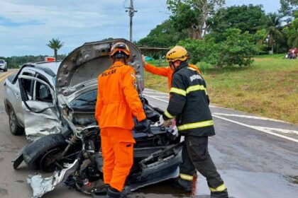 Corpo de Bombeiros socorre vítimas de grave acidente entre carro e três motos na AM-070