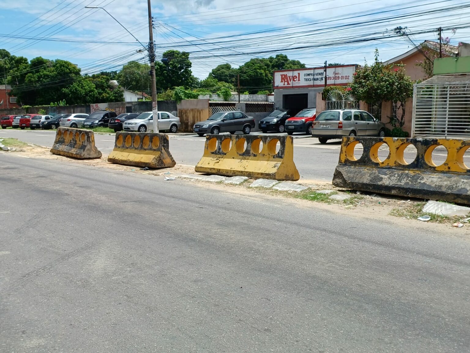 Prefeitura instala divisores de pista na avenida Silves