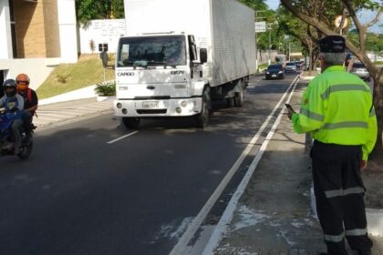 Prefeitura autua 30 motoristas por irregularidades de circulação na avenida Ephigênio Salles