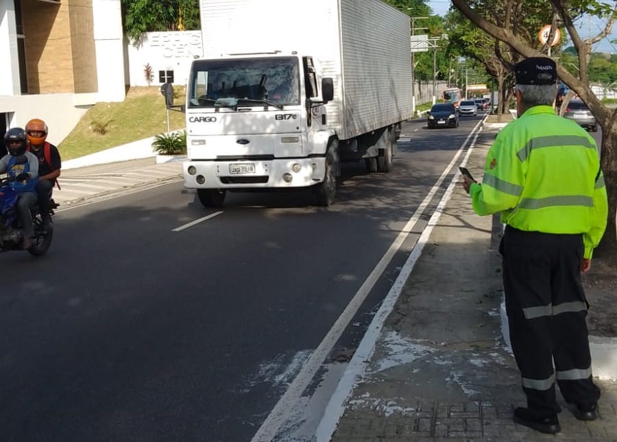 Prefeitura autua 30 motoristas por irregularidades de circulação na avenida Ephigênio Salles