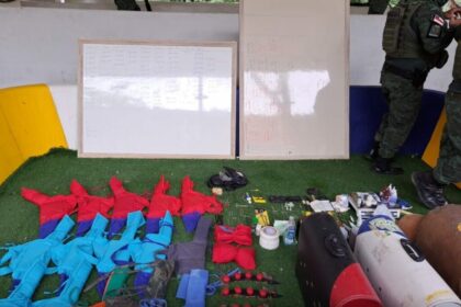 PMAM prende 16 pessoas e desarticula rinha de galo que funcionava na BR-174