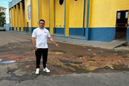 Vereador Rodrigo Guedes denuncia cratera e cobra recapeamento de vias no bairro Flores